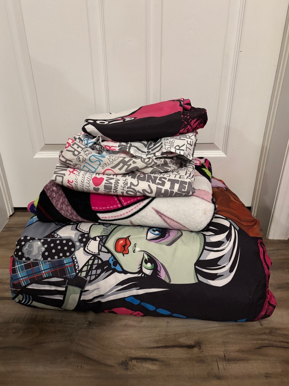 Monster High Complete Twin Bedding Set with extra fleece blanket